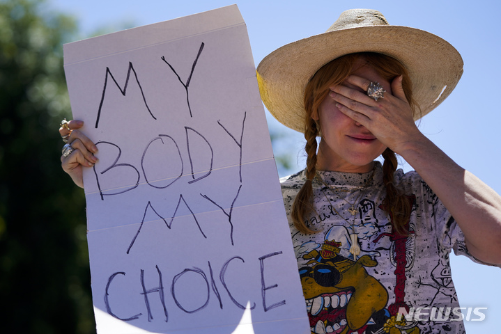 [로스앤젤레스=AP/뉴시스]미국 대법원이 여성의 임신중절(낙태) 권리를 보장한 '로 대 웨이드' 판례를 번복한 24일(현지시간) 로스앤젤레스에서 한 여성이 임신중절 찬성 팻말을 들고 시위하다 눈물을 보이고 있다. 2022.06.24.