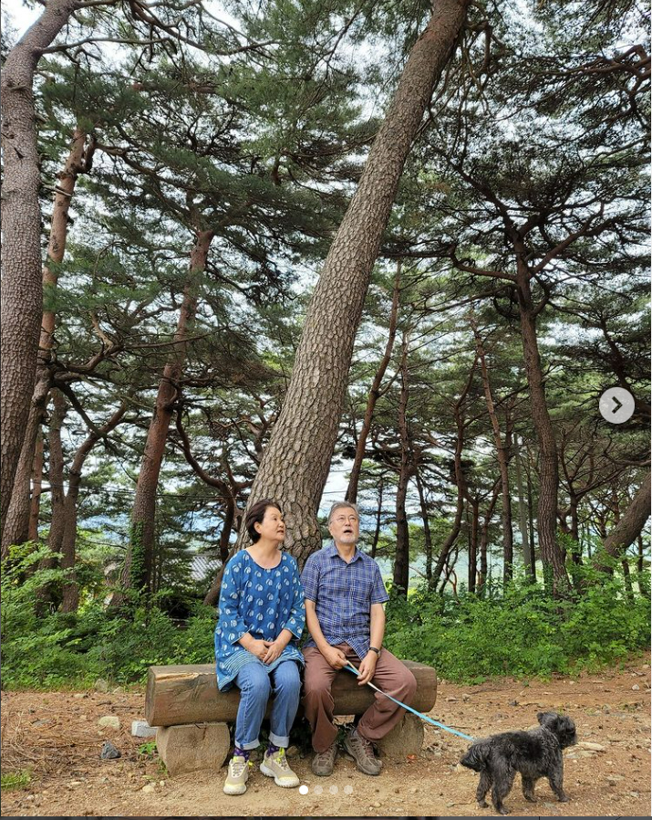 [서울=뉴시스] 조수정 기자 = 24일 문재인 전 대통령 인스타그램에 '함께 하는 산행. 문재인, 김정숙, 영축산은 나의힘, 럽스타그램이라고 하나요' 라는 글과 함께 사진이 게시됐다. 문 전 대통령 인스타그램에는 24일에만 5개의 게시물, 11장의 사진이 게시됐다. (사진=문재인 전 대통령 SNS 캡처) 2022.06.25. photo@newsis.com *재판매 및 DB 금지