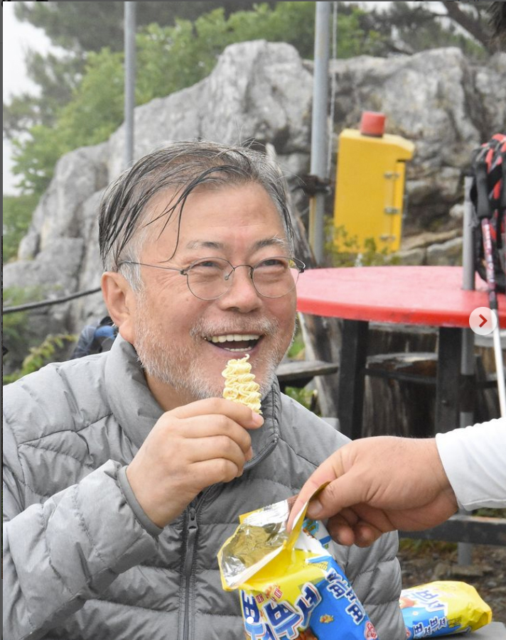 [서울=뉴시스] 조수정 기자 = 24일 문재인 전 대통령 인스타그램에 '라면 먹고 후식은?'이라는 글과 함께 라면 과자를 먹고 있는 사진이 게시됐다. 또다른 게시물에는 문 전 대통령이 영축산 취서산장에서 라면을 먹는 사진이 게시됐다. 문 전 대통령 인스타그램에는 24일에만 5개의 게시물, 11장의 사진이 게시됐다. (사진=문재인 전 대통령 SNS 캡처) 2022.06.25. photo@newsis.com *재판매 및 DB 금지