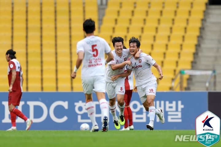 [서울=뉴시스]부천 안재준 K리그 데뷔골. (사진=프로축구연맹 제공)