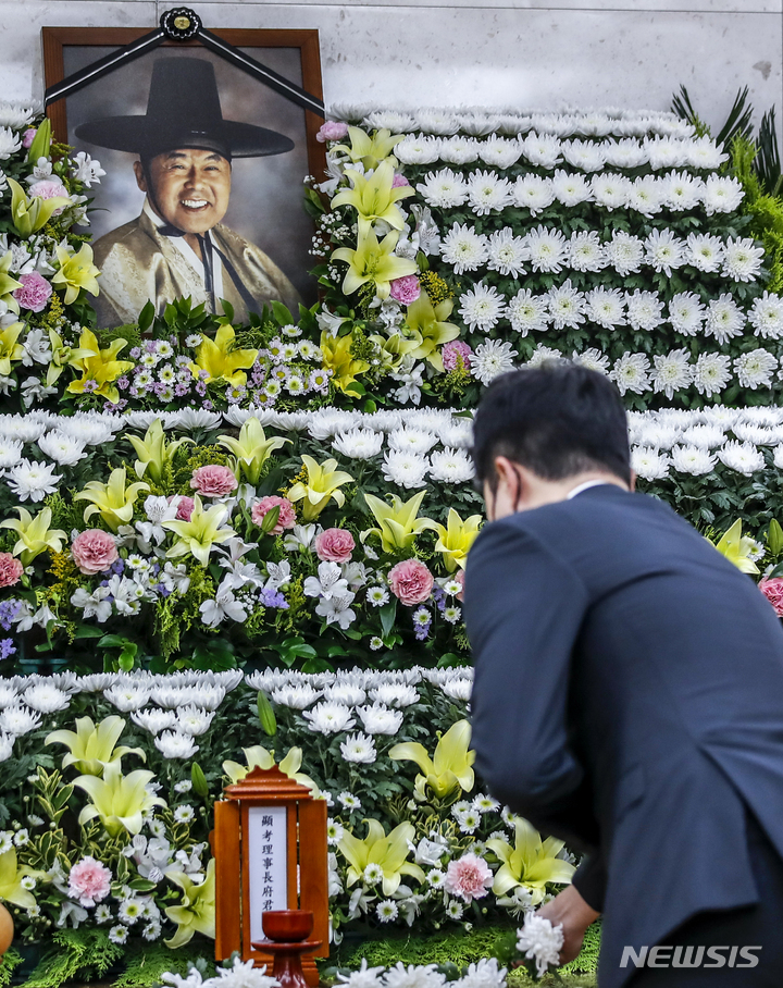 [서울=뉴시스] 정병혁 기자 = 민족사관고등학교의 설립자 최명재 전 파스퇴르유업 회장이 별세한 26일 오후 서울 송파구 서울아산병원 장례식장에 마련된 빈소를 찾은 조문객들이 조문을 하고 있다. 2022.06.26. jhope@newsis.com