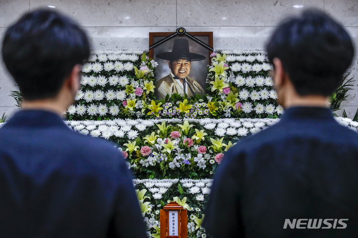 [서울=뉴시스] 정병혁 기자 = 민족사관고등학교의 설립자 최명재 전 파스퇴르유업 회장이 별세한 26일 오후 서울 송파구 서울아산병원 장례식장에 마련된 빈소를 찾은 조문객들이 조문을 하고 있다. 2022.06.26. jhope@newsis.com