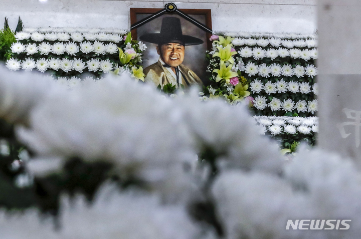 [서울=뉴시스] 정병혁 기자 = 민족사관고등학교의 설립자 최명재 전 파스퇴르유업 회장이 별세한 26일 오후 서울 송파구 서울아산병원 장례식장에 빈소가 마련되어 있다. 장례는 26일 서울아산병원에서 학교장으로 치러지고, 영결식은 28일 오전 9시 민족사관고등학교에서 거행된다. 2022.06.26. jhope@newsis.com