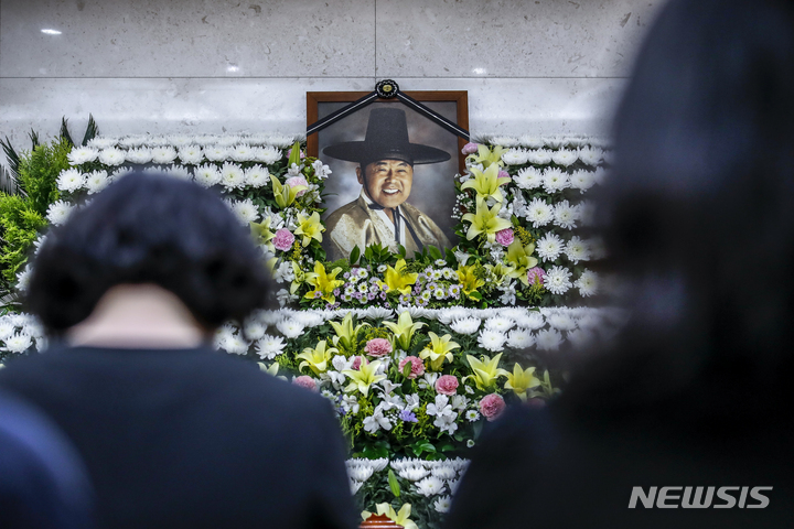 [서울=뉴시스] 정병혁 기자 = 민족사관고등학교의 설립자 최명재 전 파스퇴르유업 회장이 별세한 26일 오후 서울 송파구 서울아산병원 장례식장에 마련된 빈소를 찾은 조문객들이 조문을 하고 있다. 2022.06.26. jhope@newsis.com