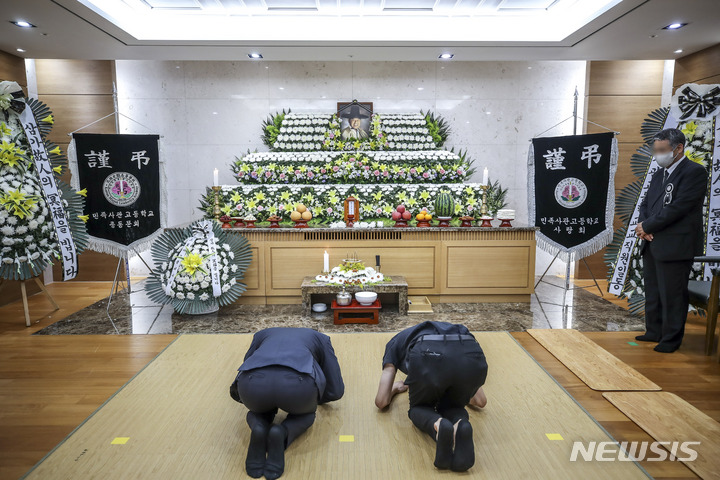 [서울=뉴시스] 정병혁 기자 = 민족사관고등학교의 설립자 최명재 전 파스퇴르유업 회장이 별세한 26일 오후 서울 송파구 서울아산병원 장례식장에 마련된 빈소를 찾은 조문객들이 조문을 하고 있다. 2022.06.26. jhope@newsis.com