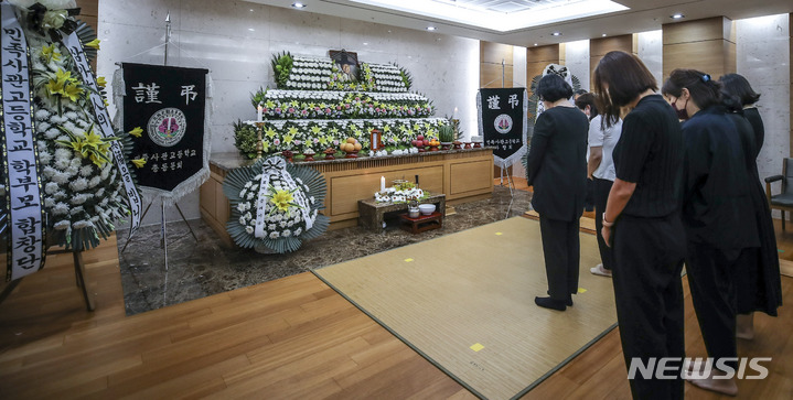 [서울=뉴시스] 정병혁 기자 = 민족사관고등학교의 설립자 최명재 전 파스퇴르유업 회장이 별세한 26일 오후 서울 송파구 서울아산병원 장례식장에 마련된 빈소를 찾은 조문객들이 조문을 하고 있다. 2022.06.26. jhope@newsis.com