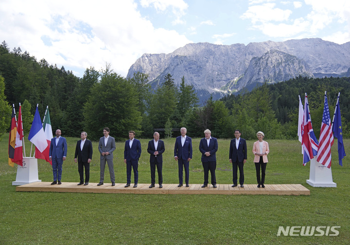 [엘마우=AP/뉴시스] 선진 7개국(G7) 정상회의가 26일 독일 바이에른주 엘마우에서 사흘간 일정으로 시작했다. 첫날 회의에 들어가기 전 G7 정상들이 기념사진 촬영을 하고 있다. 사진 왼쪽부터 샤를 미셸 유럽연합(EU) 정상회의 상임의장, 마리오 드라기 이탈리아 총리, 쥐스탱 트뤼도 캐나다 총리, 에마뉘엘 마크롱 프랑스 대통령, 올라프 숄츠 독일 총리, 조 바이든 미국 대통령, 보리스 존슨 영국 총리, 기시다 후미오 일본 총리, 우르줄라 폰데어 라이엔 EU 집행위원장. 2022.06.26