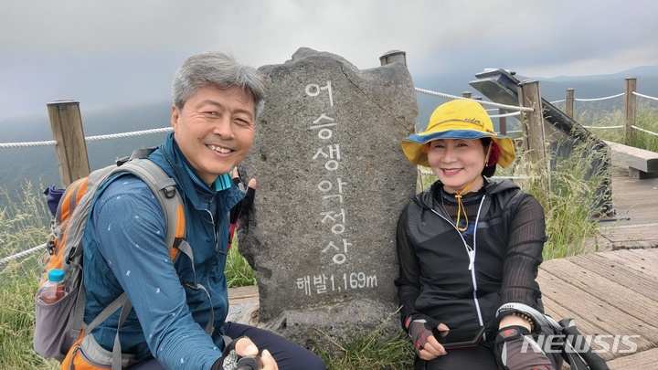 [서울=뉴시스] 제주도를 방문한 박구한, 이해숙 부부. (사진=문화재청 제공) 2022.06.27. photo@newsis.com *재판매 및 DB 금지