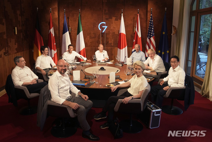 [크루엔=AP/뉴시스] 주요 7개국(G7) 정상회의가 지난 26일(현지시간) 독일 크루엔의 엘마우성에서 개막한 가운데 G7 정상이 만찬을 위해 모여 있다. 왼쪽부터 시계방향으로 샤를 미셸 유럽이사회 의장, 마리오 드라기 이탈리아 총리, 쥐스탱 트뤼도 캐나다 총리, 에마뉘엘 마크롱 프랑스 대통령, 올라프 숄츠 독일 총리, 조 바이든 미국 대통령, 보리스 존슨 영국 총리, 기시다 후미오 일본 총리, 우르줄라 폰데어라이엔 유럽연합 집행위원장. 2022.06.28.