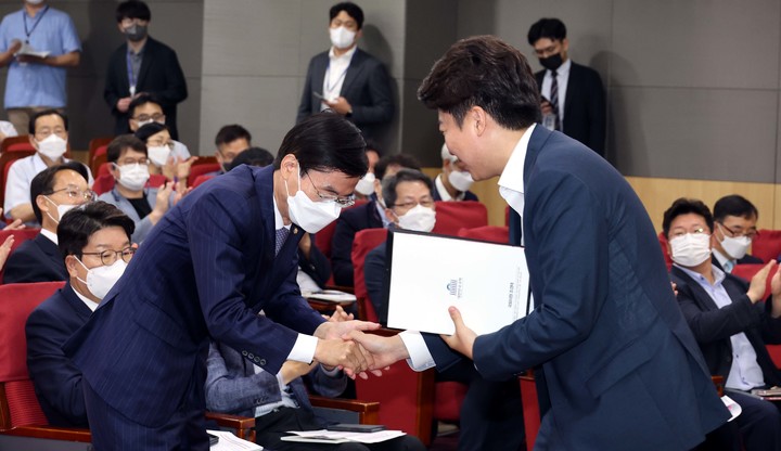 [서울=뉴시스] 전진환 기자 = 이준석 국민의힘 대표가 27일 국회 의원회관에서 열린 "새정부 지방대학 및 지역균형 인재육성과 지방정부의 역할" 정책토론회에서 축사를 마치고 조경태 의원과 인사하고 있다. (공동취재사진) 2022.06.27. photo@newsis.com