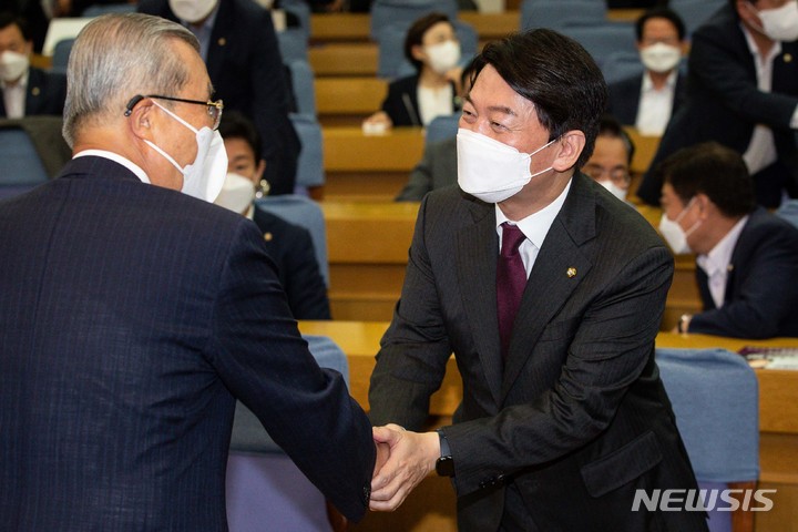 [서울=뉴시스] 전진환 기자 = 안철수 국민의힘 의원(오른쪽)과 김종인 전 국민의힘 비상대책위원장이 27일 서울 여의도 국회 의원회관에서 열린 '대한민국 미래혁신포럼'에 참석해 인사하고 있다. (공동취재사진) 2022.06.27. photo@newsis.com