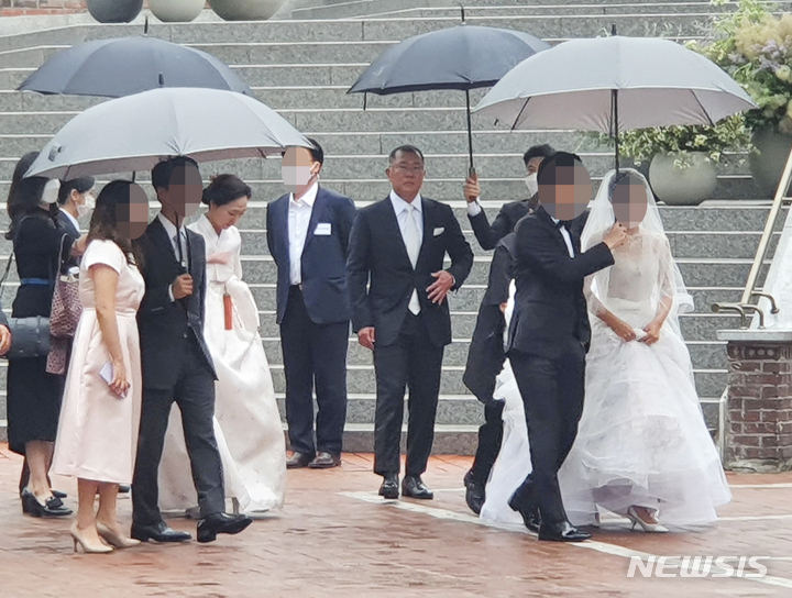 [서울=뉴시스] 정윤아 기자 = 정의선 현대차그룹 회장과 아내 정지선씨를 비롯한 가족들이 27일 오후 서울 중구 정동제일교회에서 열린 장녀 진희 씨의 결혼식에 참석하고 있다. 2022.06.27. yoona@newsis.com