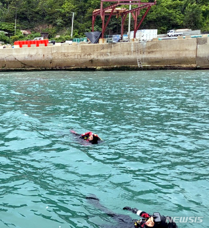 [완도=뉴시스] 전남 완도해양경찰서 수색대원들이 27일 완도군 신지면 해상에서 교외체험학습을 신청하고 실종된 광주 초등학생과 30대 부부를 찾기 위해 해상 수색을 진행하고 있다. (사진=완도해양경찰서 제공). 2022.06.27. photo@newsis.com *재판매 및 DB 금지