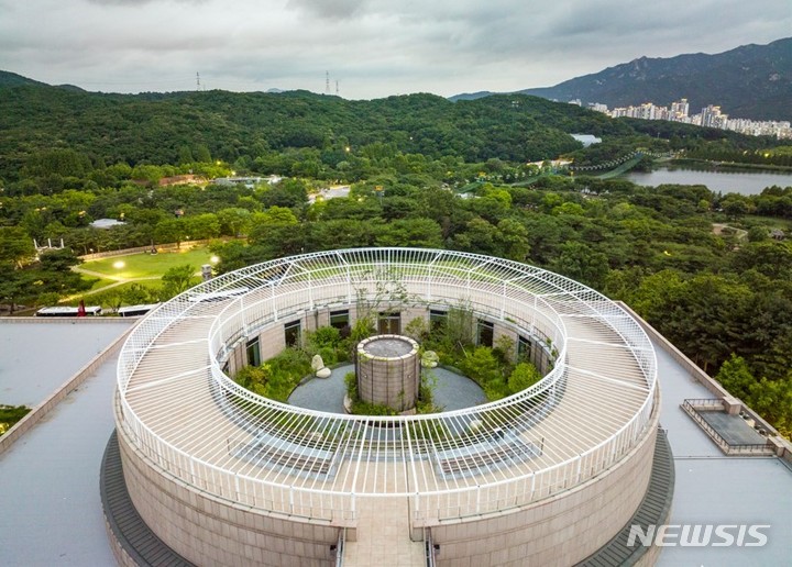 [서울=뉴시스]《MMCA 과천프로젝트 2022_옥상정원》 전시 전경