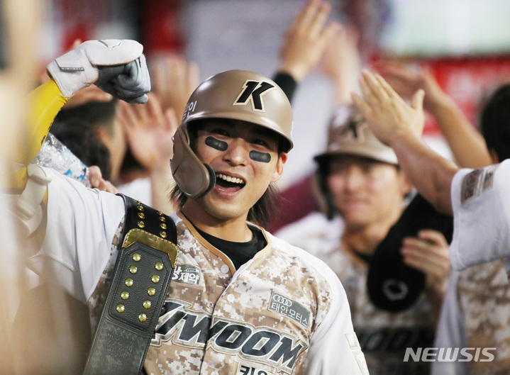 [서울=뉴시스] 김진아 기자 = 28일 서울 구로구 고척스카이돔에서 열린 2022 KBO리그 키움 히어로즈 대 KIA 타이거즈의 경기, 5회말 1사 1,2루 키움 이정후가 3점홈런을 치고 더그아웃에서 환호하고 있다. 2022.06.28. bluesoda@newsis.com