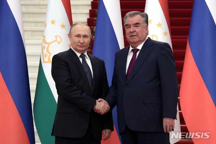 [두샨베=AP/뉴시스] 블라디미르 푸틴(왼쪽) 러시아 대통령이 28일(현지시간) 타지키스탄을 방문, 두샨베에서 에모말리 라흐몬 타지키스탄 대통령과 정상 회담 전 악수하고 있다. 우크라이나 침공 4개월여 만에 첫 해외순방에 나선 푸틴 대통령은 아프가니스탄을 포함한 지역 정세와 양국 간 협력을 논의한 것으로 알려졌다. 2022.06.29.