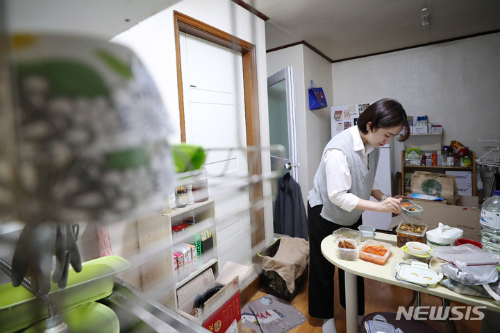 [서울=뉴시스] 점심에 먹을 도시락을 준비하고 있는 직장인. (사진=뉴시스 DB). photo@newsis.com