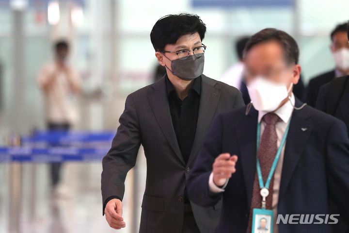 [인천공항=뉴시스] 백동현 기자 = 한동훈 법무부 장관이 29일 오전 인천국제공항 제2여객터미널에서 미국 출장을 위해 출국장으로 향하고 있다. 2022.06.29. livertrent@newsis.com