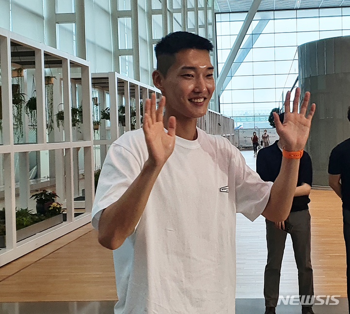 [인천공항=뉴시스] 김주희 기자 =유진 세계육상선수권대회 참가를 위해 출국하는 우상혁.