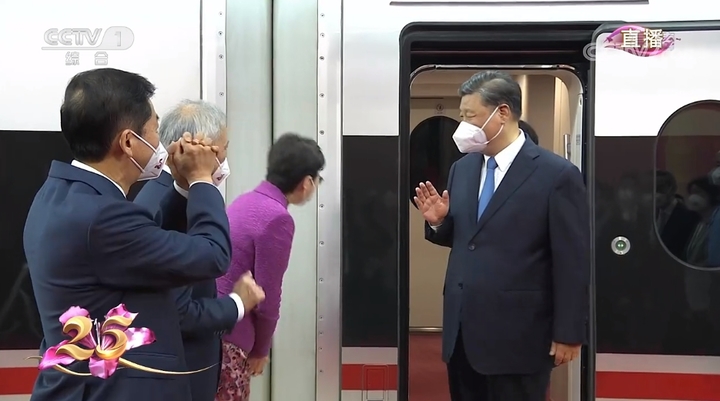 [서울=뉴시스]중국 시진핑 국가주석이 홍콩 주권 반환 25주년 기념 행사에 참석하기 위해 30일 홍콩에 도착했다. 고속철에서 내린 시 주석이 캐리 람 등 인사들에게 인사하고 있다. <사진출처: CCTV 캡쳐> 2022.06.30