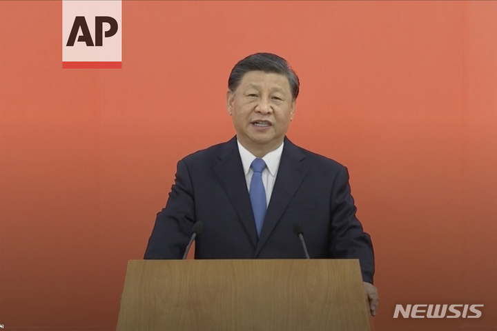 [홍콩=AP/뉴시스] 중국 시진핑 국가주석이 홍콩 주권 반환 25주년 기념 행사에 참석하기 위해 30일 홍콩에 도착했다. 고속철 역에 도착한 이후 시 주석이 연설하고 있다. 2022.06.30 