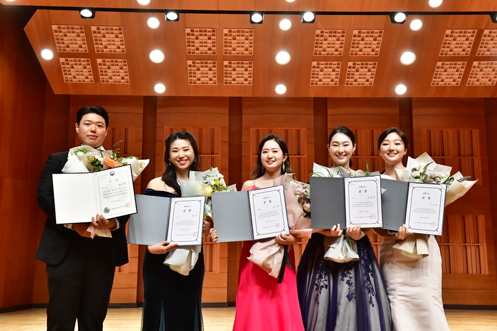 [서울=뉴시스]제21회 국립오페라단 성악콩쿠르 수상자들. (사진=국립오페라단 제공) 2022.07.01. photo@newsis.com *재판매 및 DB 금지