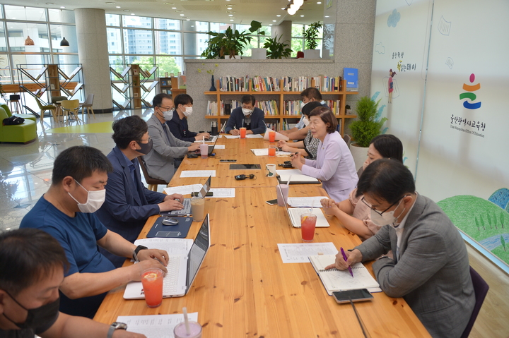 [울산=뉴시스] 구미현 기자 = 노옥희 제9대 울산시교육감이 4일 울산시교육청 1층 책마루에서 출입기자단과 차담회를 가지고 있다. 2022.07.04. (사진=울산시교육청 제공) photo@newsis.com *재판매 및 DB 금지