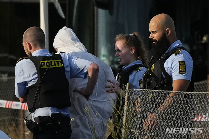 [코펜하겐=AP/뉴시스] 3일(현지시간) 덴마크 수도 코펜하겐의 쇼핑몰인 필즈몰에서 총격이 발생해 경찰이 용의자로 보이는 남성을 연행하고 있다. 2022.07.04.