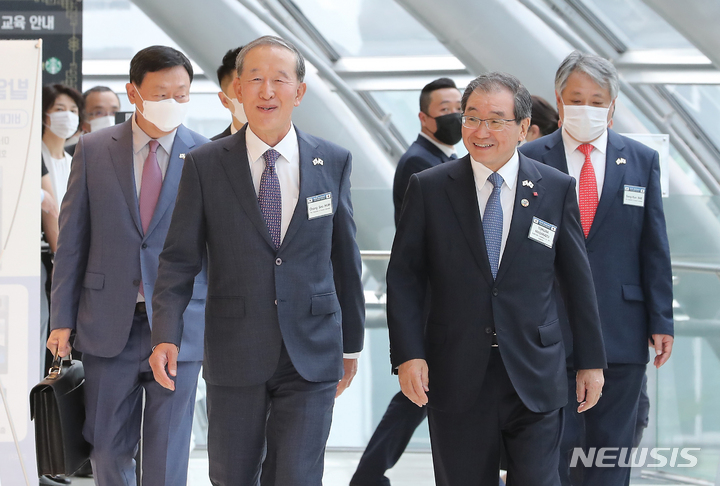 [서울=뉴시스] 김금보 기자 = 허창수(왼쪽) 전국경제인연합회 회장과 도쿠라 마사카즈 일본 경제단체연합회 회장이 4일 오전 서울 여의도 전경련회관에서 열린 제 29회 한일재계회의에 입장하고 있다. 2022.07.04. kgb@newsis.com