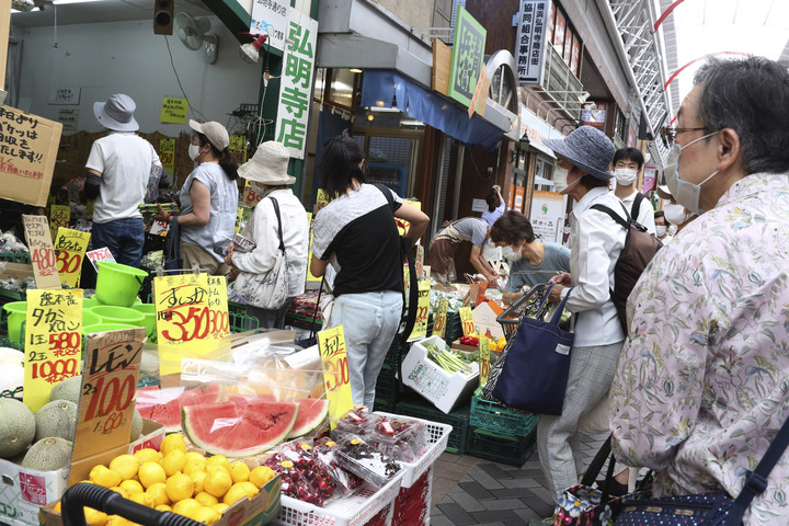 [도쿄=AP/뉴시스] 2020년 6월10일 일본 도쿄 근교 요코하마에 있는 과일 야채 가게를 마스크를 쓴 시민들이 구경하고 있다. 최근 극심한 인플레이션으로 일본 내 과일 가격이 급등하고 있다. 2022.07.06 *재판매 및 DB 금지