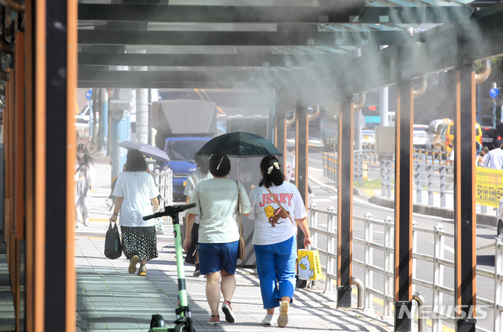 [제주=뉴시스] 우장호 기자 = 본격적인 더위가 시작된다는 절기 소서(小暑)를 하루 앞둔 지난 6일 오후 제주시청 인근 버스정류장에 폭염피해에 대비한 쿨링포그(Cooling Fog) 시스템이 작동되고 있다. 제주 북부 지역은 지난달 26일 이후 11일 연속 폭염특보가 발효 중이다. 2022.07.06. woo1223@newsis.com