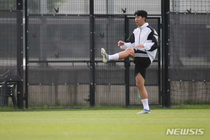 [성남=뉴시스] 권창회 기자 =축구선수 손흥민이 6일 오후 경기 성남시 성남FC 클럽하우스에서 비공개 훈련을 하고 있다. 2022.07.06. kch0523@newsis.com