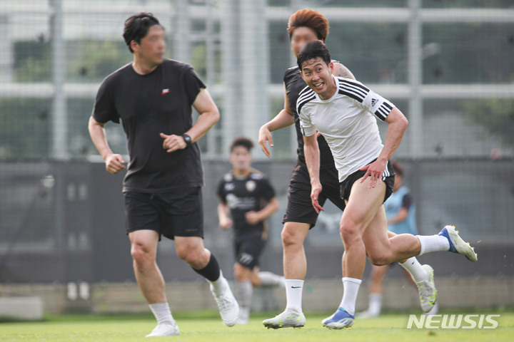 [성남=뉴시스] 권창회 기자 =축구선수 손흥민이 6일 오후 경기 성남시 성남FC 클럽하우스에서 열린 비공개 연습 경기에서 뛰고 있다. 2022.07.06. kch0523@newsis.com