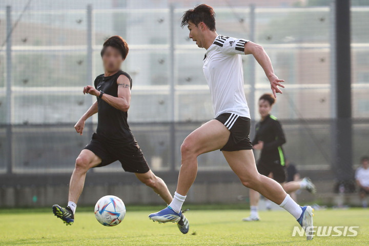 [성남=뉴시스] 권창회 기자 =축구선수 손흥민이 6일 오후 경기 성남시 성남FC 클럽하우스에서 열린 비공개 연습 경기에서 드리블을 하고 있다. 2022.07.06. kch0523@newsis.com