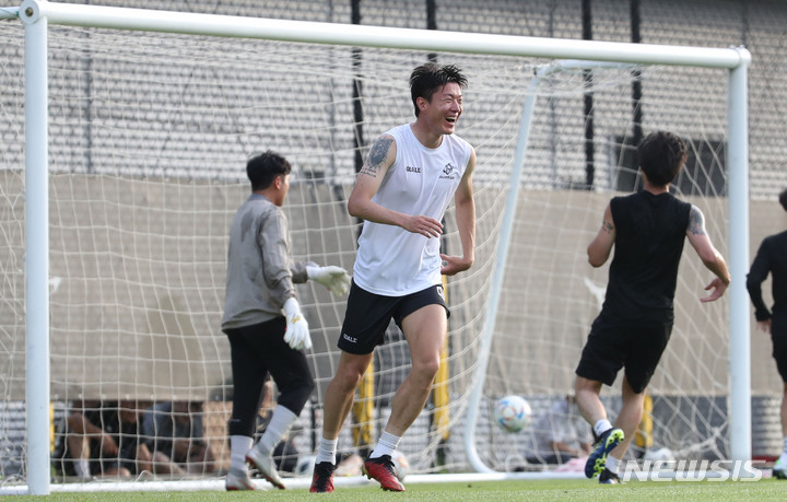 [성남=뉴시스] 권창회 기자 =축구선수 황의조가 6일 오후 경기 성남시 성남FC 클럽하우스에서 열린 비공개 연습 경기에서 골을 넣은뒤 기뻐하고 있다. 2022.07.06. kch0523@newsis.com