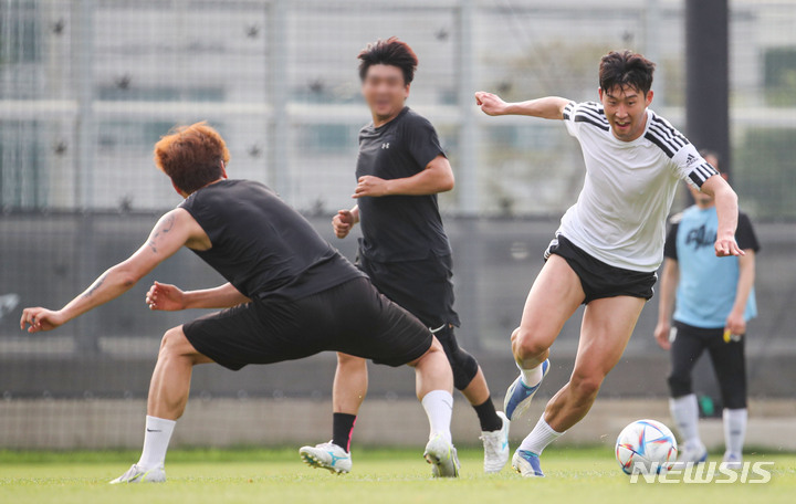 [성남=뉴시스] 권창회 기자 =축구선수 손흥민이 6일 오후 경기 성남시 성남FC 클럽하우스에서 열린 비공개 연습 경기에서 드리블을 하고 있다. 2022.07.06. kch0523@newsis.com