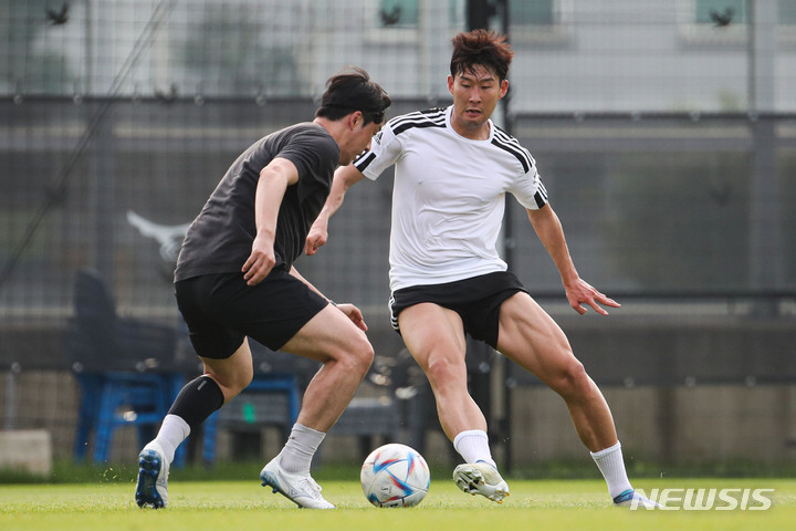 [성남=뉴시스] 권창회 기자 =축구선수 손흥민이 6일 오후 경기 성남시 성남FC 클럽하우스에서 열린 비공개 연습 경기에서 드리블을 하고 있다. 2022.07.06. kch0523@newsis.com