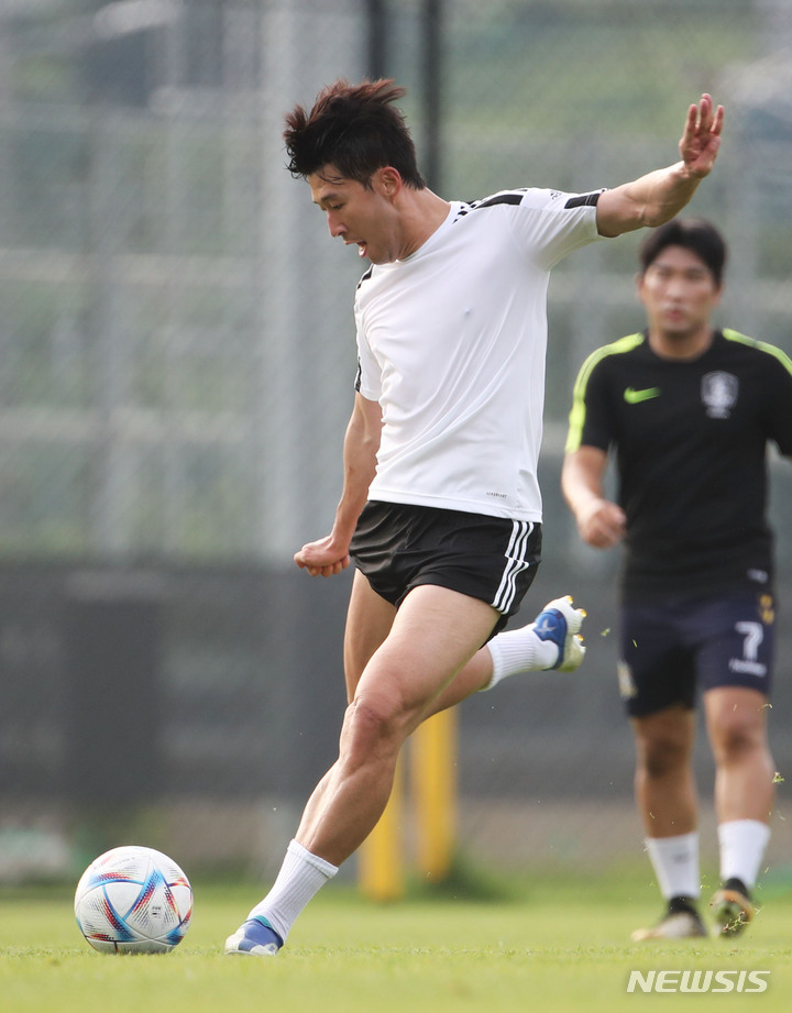 [성남=뉴시스] 권창회 기자 =축구선수 손흥민이 6일 오후 경기 성남시 성남FC 클럽하우스에서 열린 비공개 연습 경기에서 슛을 하고 있다. 2022.07.06. kch0523@newsis.com