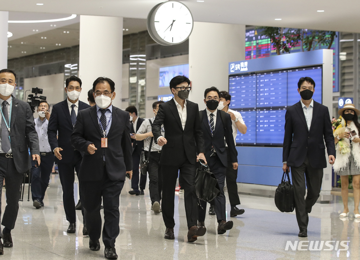 [인천공항=뉴시스] 김근수 기자 = 한동훈 법무부 장관이 7일 오후 인천국제공항 제2여객터미널에서 미국 출장을 마치고 귀국장으로 나오고 있다. 2022.07.07 ks@newsis.com