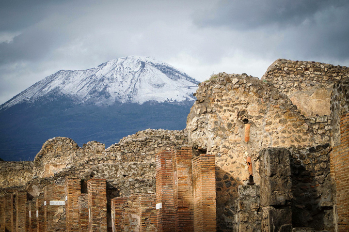 이탈리아 남부 나폴리 근처 폼페이 고대 유적지 뒤로 눈덮인 베수비오 화산. (사진=뉴시스 DB) 2024.05.07. photo@newsis.com *재판매 및 DB 금지