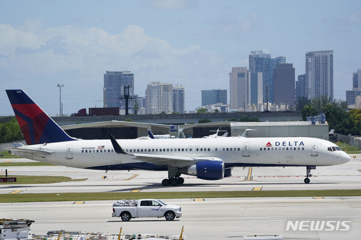 [포트로더데일=AP/뉴시스] 델타항공의 보잉 757 여객기에서 최근 미 애틀랜타 하츠필드-잭슨 국제공항에서 이륙 대기 중 앞바퀴가 빠지는 사고가 발생했다고 미 연방항공청(FAA)이 1월 24일 밝혔다. 사진은 델타항공의 보잉 757기종. 2024.05.10.