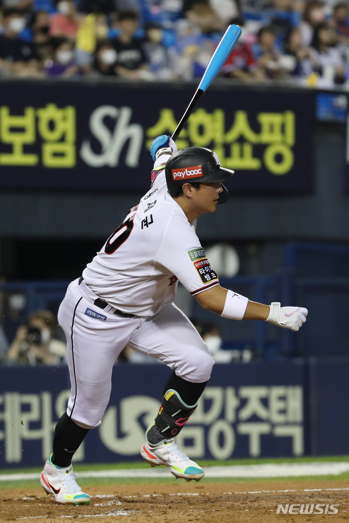 [서울=뉴시스] 조성우 기자 = 16일 오후 서울 송파구 잠실야구장에서 열린 2022 KBO 올스타전 드림 올스타와 나눔 올스타의 경기, 드림 올스타 5회말 공격 1사 주자 1, 3루서 황재균이 1타점 역전 적시타를 때리고 있다. 2022.07.16. xconfind@newsis.com