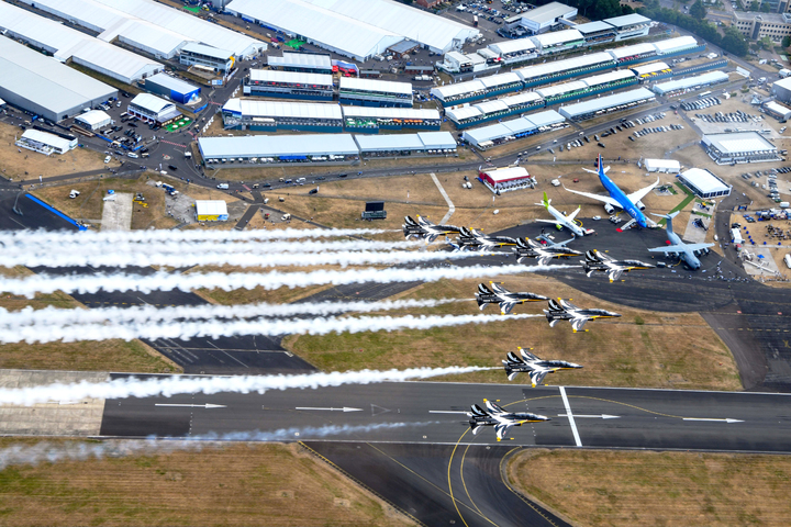 [서울=뉴시스] 18일부터 20일까지 영국 판보로 공항에서 열린 '판보로 에어쇼(Farnborough International airshow)'에서 대한민국 공군 특수비행팀 블랙이글스가 '플라이 바이(Fly-by)' 편대비행을 선보이고 있다. (사진=공군 제공) 2022.07.21. photo@newsis.com *재판매 및 DB 금지