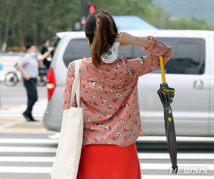 인천 흐리고 후텁지근한 바람…밤부터 강한 비