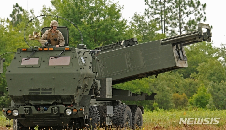 [AP/뉴시스] 미 해병대 병장이 고속기동 포병 로켓시스템(HIMARS·하이마스)의 사용법을 익히고 있다. 2022.07.25