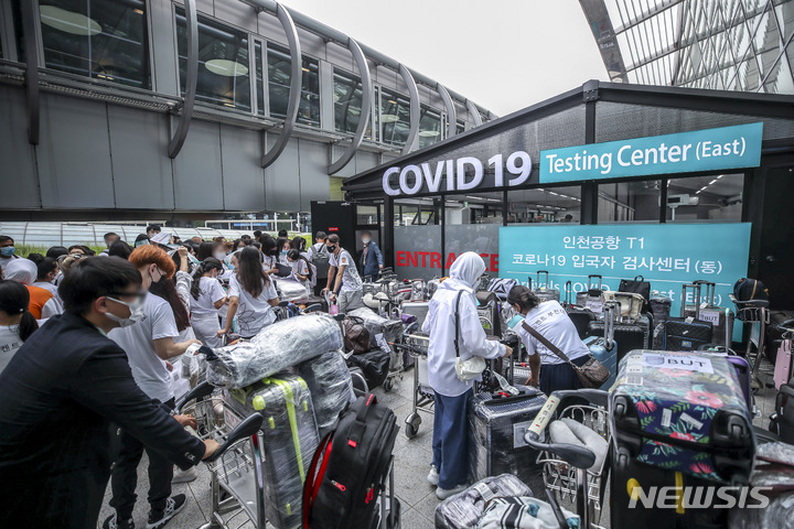 [인천공항=뉴시스] 정병혁 기자 = 코로나19가 확산되고 있는 24일 인천국제공항 1터미널 코로나19 검사센터에서 여행객들이 검사를 받기 위해 줄 서 있다. 25일부터 해외입국자는 입국 1일차에 코로나19 PCR검사를 받아야한다. 방역당국에 따르면 연재 입국 3일 이내에 받는 PCR 검사를 코로나19 확산에 따라 입국 1일 이내에 받도록 하는 강화방안을 시행하기로 했다. 6월부터 입국 3일 이내로까지 완화됐던 PCR 검사 시한이 두 달만에 다시 강화됐다. 2022.07.24. jhope@newsis.com