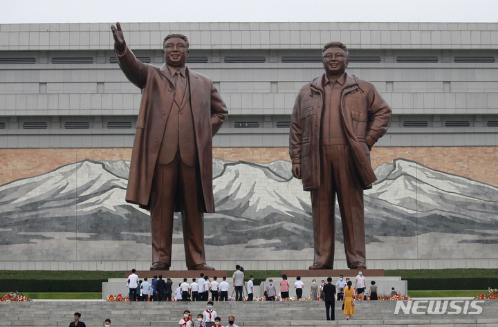 [평양=AP/뉴시스] 6·25 한국전쟁 정전 69주년인 27일 북한 평양에서 북한 주민들이 김일성·김정일 동상이 있는 만수대를 참배하고 있다. 북한은 6·25 한국전쟁 정전 체결을 미군에 승리했다고 주장하며 '조국 해방전쟁 승리의 날'로 기념한다. 2022.07.28.