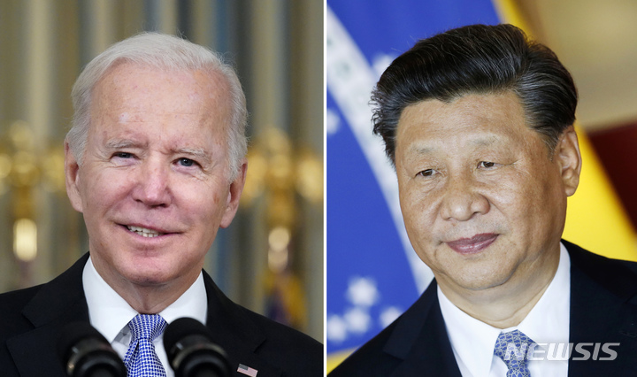 [워싱턴=AP/뉴시스] 조 바이든 미국 대통령과 시진핑 중국 국가주석이 28일(미국시간) 4개월 만에 5번째 통화를 했다. 바이든 대통령과 시 주석 자료사진. 2022.07.29
