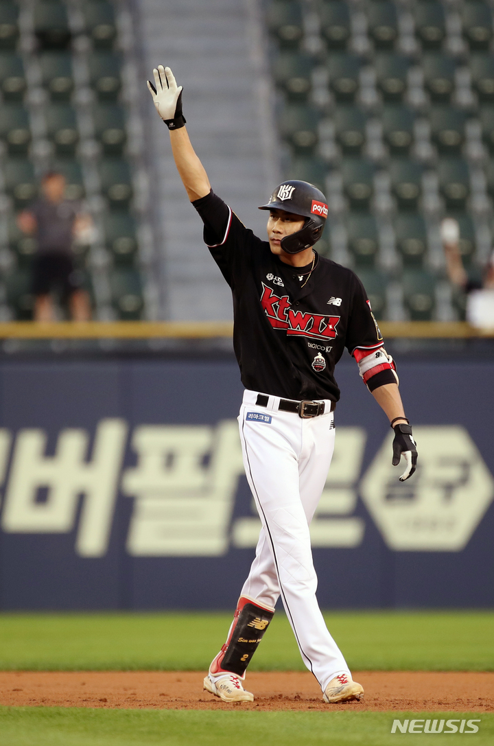 [서울=뉴시스] 고승민 기자 = 29일 서울 잠실야구장에서 열린 2022 KBO 리그 KT위즈 대 LG트윈스 경기, KT 공격 3회초 1사 2루 상황 9번타자 심우준이 2루타를 치고 2루에서 기뻐하고 있다. 2022.07.29. kkssmm99@newsis.com