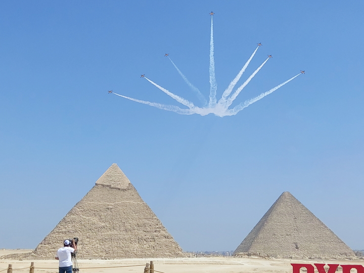 [카이로(이집트)=뉴시스]피라미드 에어쇼 2022에 참가한 공군 특수비행팀 블랙이글스가 3일(현지시간) 이집트 카이로 인근 피라미드 상공에서 웨지 브레이크 기동을 선보이고 있다. 2022.08.04. (사진=국방부 공동취재단 제공) *재판매 및 DB 금지